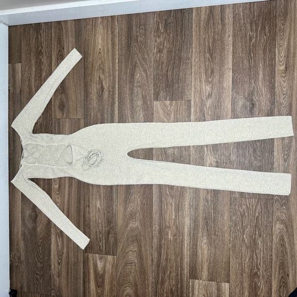 Elegant Cream Off-Shoulder Jumpsuit - Picture 6 of 7